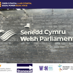 Ffotograff o arwydd sy'n darllen "Senedd Cymru/Welsh Parliament"