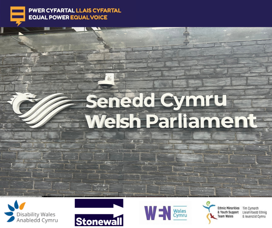 Ffotograff o arwydd sy'n darllen "Senedd Cymru/Welsh Parliament"